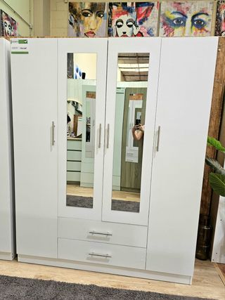 Armario blanco con puertas de espejo