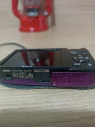 Cámara Nikon Coolpix Morada + Tarjeta SD 8GB
