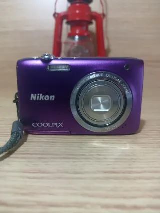 Cámara Nikon Coolpix Morada + Tarjeta SD 8GB