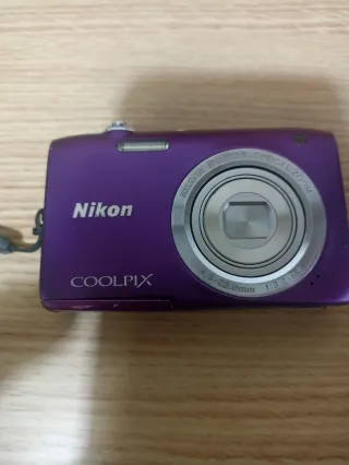 Cámara Nikon Coolpix Morada + Tarjeta SD 8GB