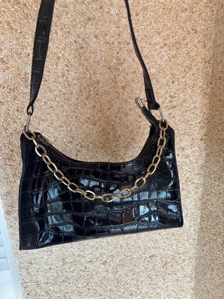 Bolso negro efecto piel con cadena dorada