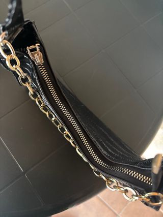 Bolso negro efecto piel con cadena dorada