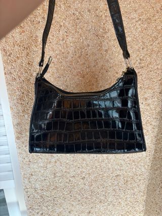 Bolso negro efecto piel con cadena dorada