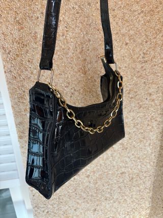 Bolso negro efecto piel con cadena dorada