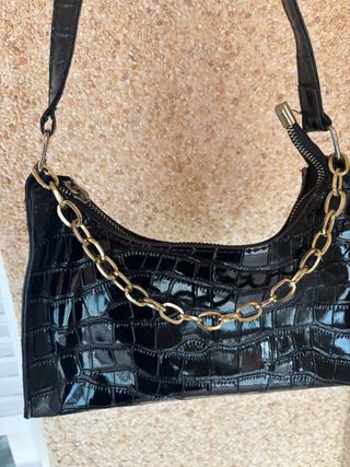 Bolso negro efecto piel con cadena dorada
