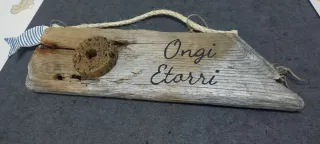 Letrero Ongi Etorri con Madera Flotante y pececito