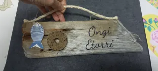 Letrero Ongi Etorri con Madera Flotante y pececito