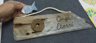 Letrero Ongi Etorri con Madera Flotante y pececito