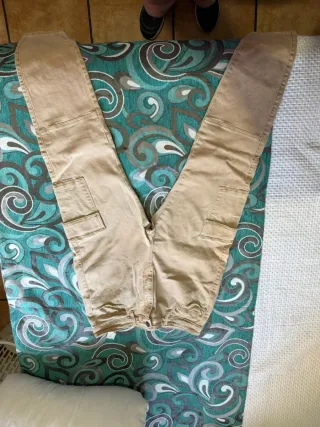 Pantalón cargo Stradivarius hombre beige bolsillos