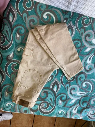Pantalón cargo Stradivarius hombre beige bolsillos