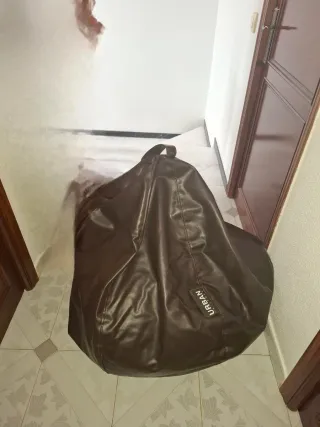 Puf de piel sintética marrón