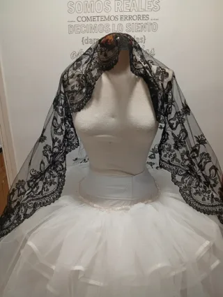 Mantilla media luna fallera