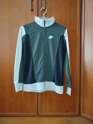 Chaqueta deportiva Nike gris