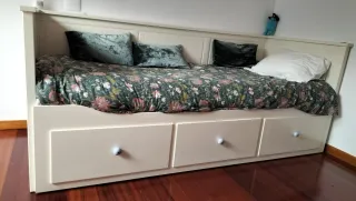 Cama blanca con cajones de madera