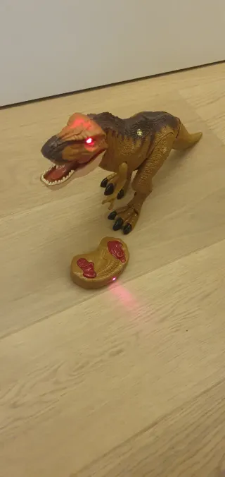 Dinosauro T-Rex cammina e ruggisce