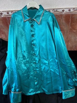 Camisa rosa satinada con pedrería