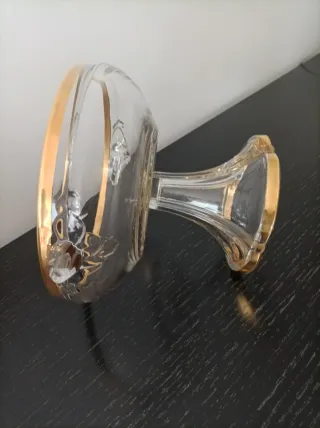 Centro de cristal vintage con borde dorado
