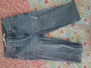 Pantalón vaquero chica desgastado