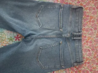 Pantalón vaquero chica desgastado