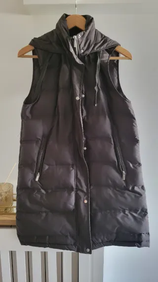 Chaleco plumífero largo con capucha