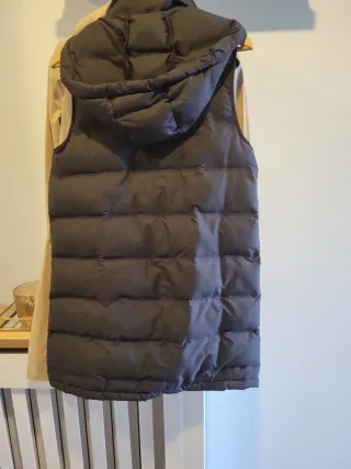 Chaleco plumífero largo con capucha