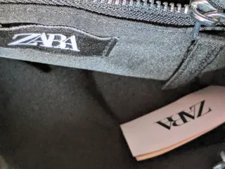 Bolso Zara negro con pedrería