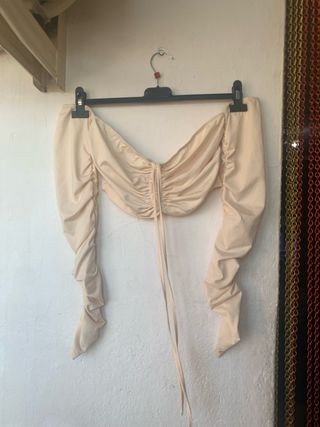 Top beige drapeado manga larga