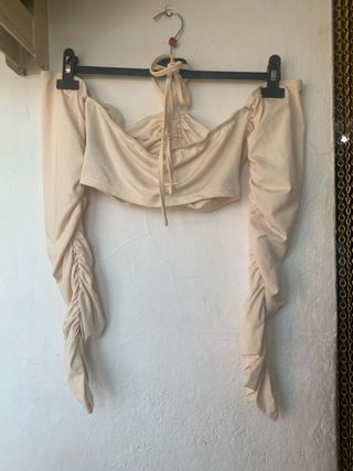 Top beige drapeado manga larga