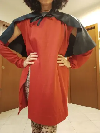 Miniabito maglina con manicotti e mantellina