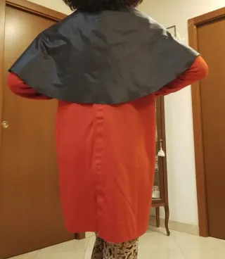 Miniabito maglina con manicotti e mantellina