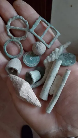 Lote piezas antiguas: proyectiles, hebillas y más