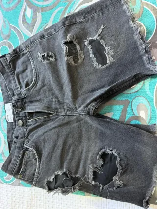 Pantalón negro vaquero de marca Bershka.