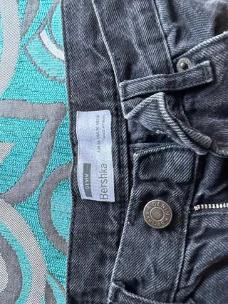 Pantalón negro vaquero de marca Bershka.