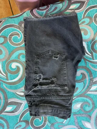 Pantalón negro vaquero de marca Bershka.