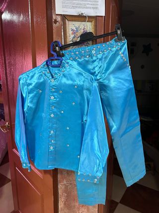 Traje infantil brillante azul