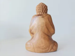 Budda intagliato in legno di faggio