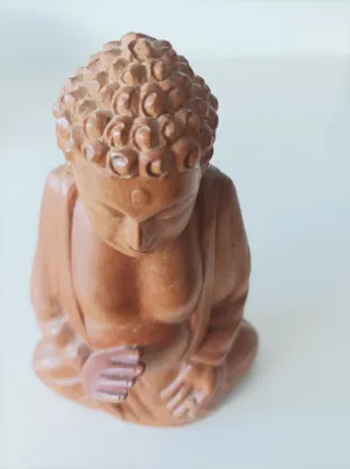 Budda intagliato in legno di faggio