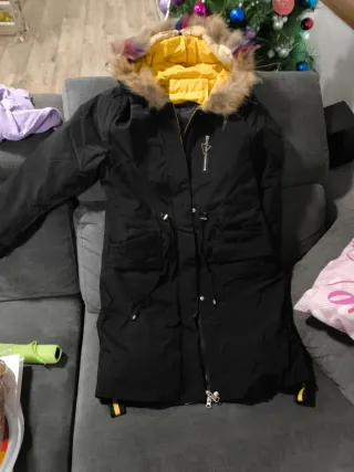 Chaqueta negra con capucha y pelo