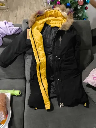 Chaqueta negra con capucha y pelo