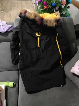 Chaqueta negra con capucha y pelo