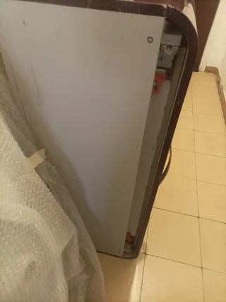 Mueble colgante de baño y lavabo mármol.