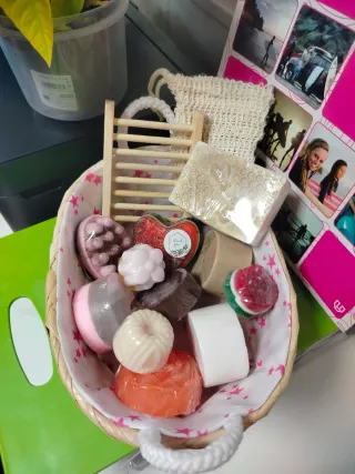Cesta de jabones artesanales variados