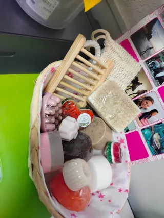 Cesta de jabones artesanales variados