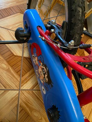 Bicicleta infantil con ruedines