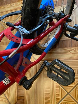 Bicicleta infantil con ruedines