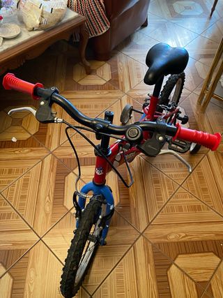 Bicicleta infantil con ruedines
