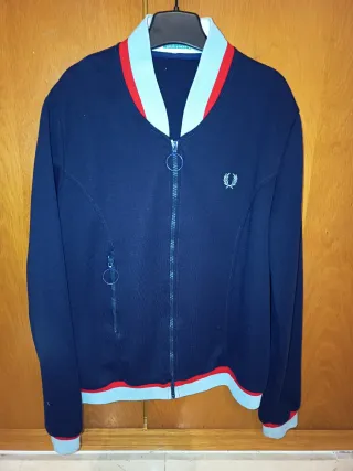 Chaqueta Fred Perry azul y roja.