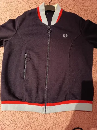 Chaqueta Fred Perry azul y roja.
