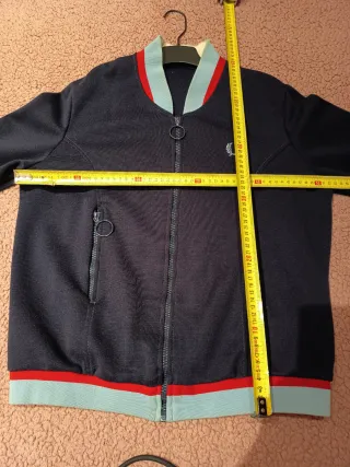 Chaqueta Fred Perry azul y roja.