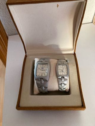 Juego de relojes plateados con caja